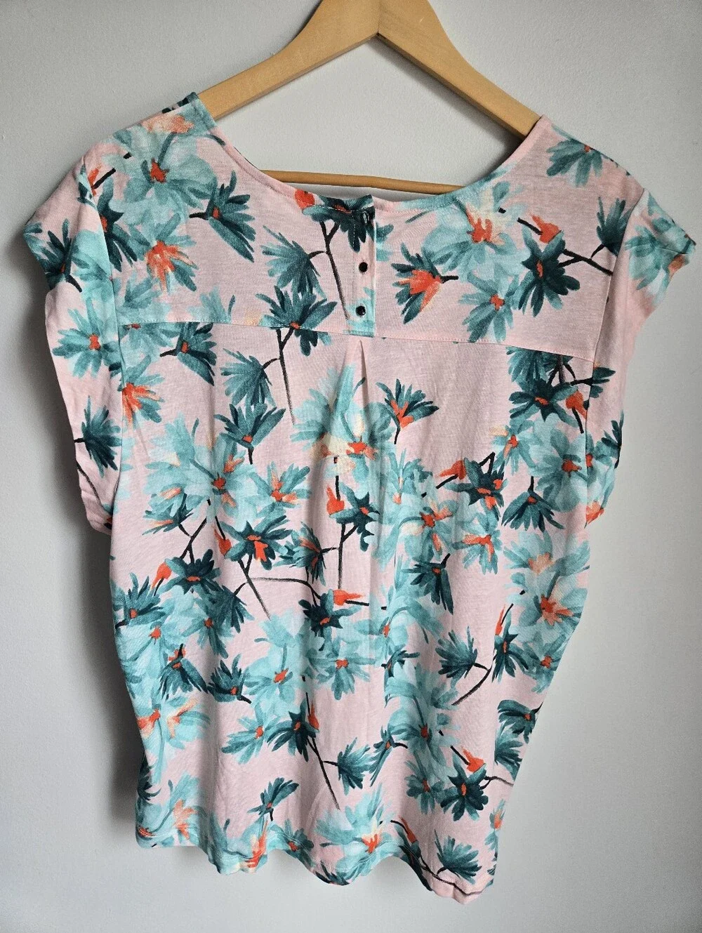 New NORTHERN REFLECTIONSPink Floral Short Sleeve Linen & Rayon Top - Picture 7 of 9